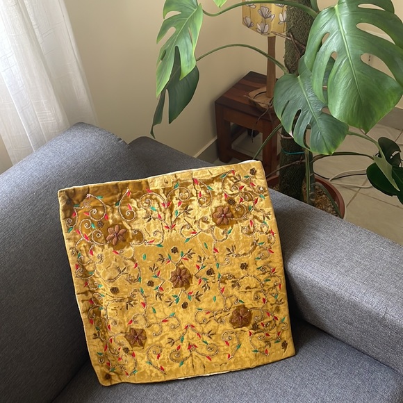 Accent cushion - Zardozi hand embroidery- Velvet - Picture 3 of 5